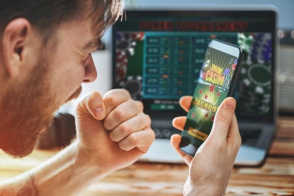 မြန်မာကစားသူတစ်ဦး smartphone မှ Live Casino ကစားနေသောမြင်ကွင်း